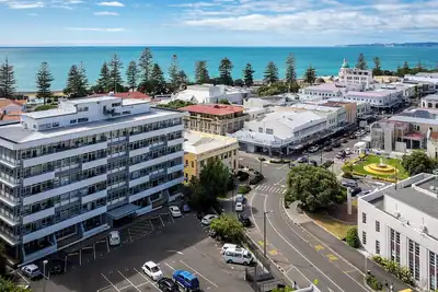 Image de Art Deco Escape - Inner City Apartment Napier