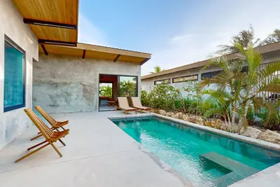 Image de Waterfront villa with pool, spacious deck, dog friendly & office space