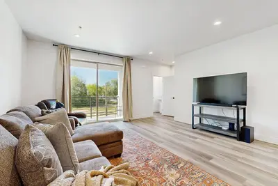 Image de Gorgeous modern townhome conveniently located near airport & university, Wifi