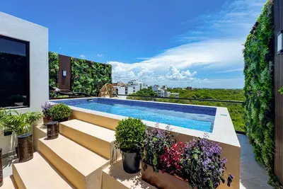 Image de 3 Br Luxury Penthouse with Private Rooftop Pool, steps from Beach and 5th Ave