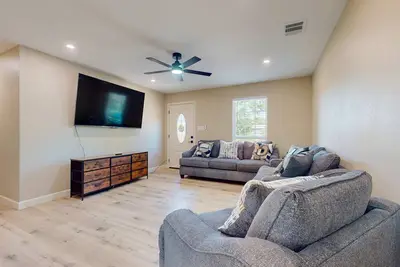 Image de Renovated dog-friendly home with kitchen, patio, close to Downtown