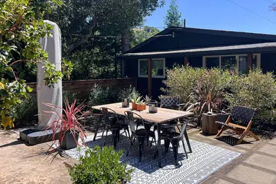 Image de Updated home w/ bocce ball court, large yard, deck & grill - Russian River views