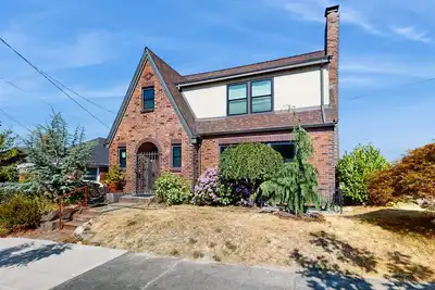 Image de Charming Beacon Hill Tudor with Views & Unbeatable Walkability