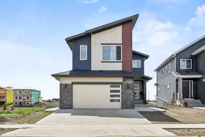 Image de Modern home-style space close to airport.