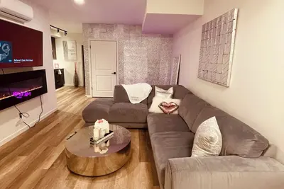 Image de Comfy 2 bedroom 1 bath + parking!