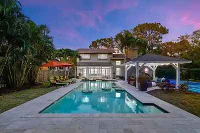 Image de Sleeps 18 | Pool, Slide, Pickleball & Fire Pit