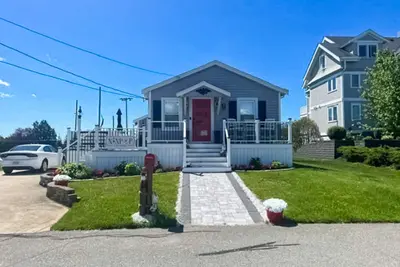 Image de A New England coastal cottage with a little taste of Texas - dog friendly