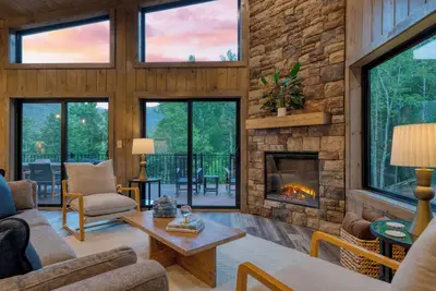 Image de Do Good Holler by AvantStay | Newly Built Luxe Cabin | Hot Tub, Views, Game Room