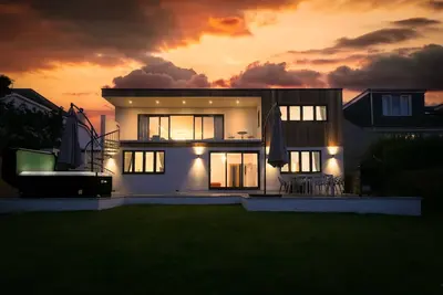 Image de Mor Glas, Sleeps 8-Luxury Coastal Home-Sea Views-Hot Tub-Games Room