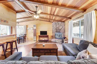 Image de Vista Sugarloaf ~ Dog-friendly Mountain getaway near town & skiing w/ gas grill & spacious deck