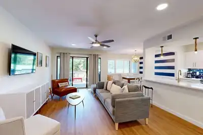 Image de Renovated 2 bedroom condo on the golf course