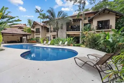Image de Modern Island-Themed Condo with Floor-to-Ceiling Windows & Garden and Pool Views Within Walking Distance of the Beach