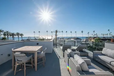 Image de Ocean View Roof Deck - Walk to the Beach & Pier!