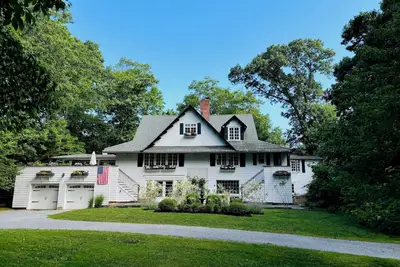 Image de North Shore Four-Bedroom Country Manor with private beach.