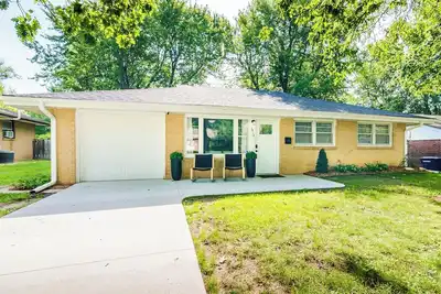 Image de 3 bedroom cozy house located footsteps away from Ksu’s sporting events!