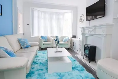 Image de 2 bedroom house with garden & free parking, on a quiet side street, close to Anfield & Hill Dickinson Stadium