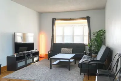 Image de Spacious & Bright 2br • Free Parking • 8 Mins to Downtown\n