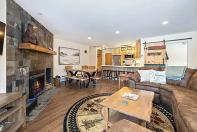 Image de Cozy Mountain-Style Condo Near the Slopes