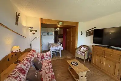 Image de À 100m des pistes de ski, 2ème étage, vue pistes de ski, terrasse, télévision, casier à ski, 24m²