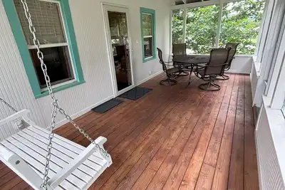 Image de Veranda House Decorah - King Bed, Sauna, sleeps 6, Huge Screened Porch