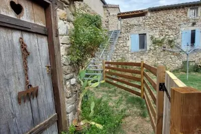 Image de Gite La Roseiras en Ardèche du Sud. Terrasse de toit, idéal pour les familles