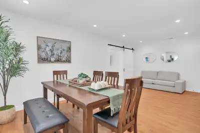 Image de Glendora Route 66 Home Newly Renovated Spacious 4-bedroom with 6 bathrooms