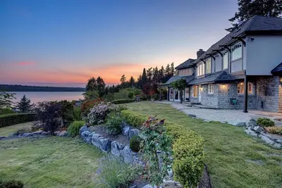 Image de Luxury Kirkland House with Water Views and Sunsets
