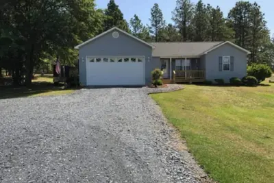 Image de 3-bedroom house in charming Jackson Springs. Not to far from the course.