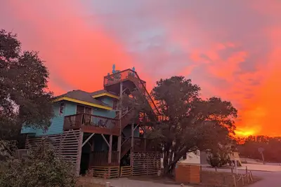 Image de Walk to Beach, Jacuzzi, Treetop Deck, Outdoor Bath, Love Pets!