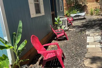 Image de Chic tiny house with 2 bedrooms and 2 bathrooms. Perfect for an overnight stay.