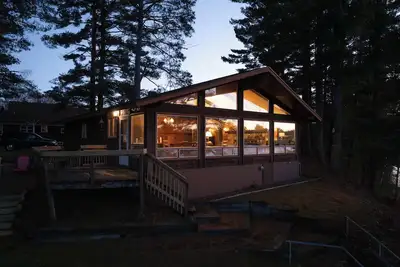 Image de Private 20-Acre Round Lake Waterfront Lodge 6br