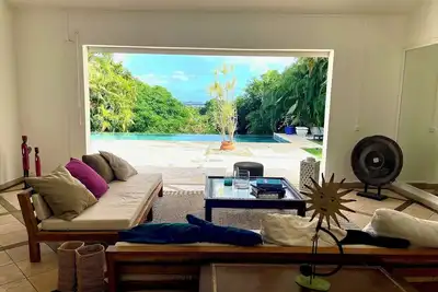 Image de Au milieu du Papillon vert, la Maison La Samana offre confort et tranquillité.