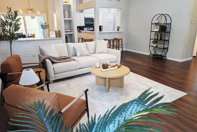 Image de Stylish  N. Austin Stay  • Near Domain • Sleeps 9