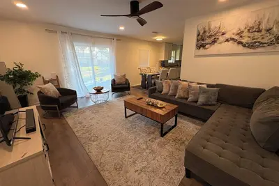 Image de Updated Westbury Getaway Gem - 3 bedroom oasis