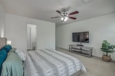 Image de Prime Location! 2 minutes from Uh & Tsu!