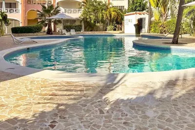 Image de Central apartment, beach, restaurants and bars walk with pool