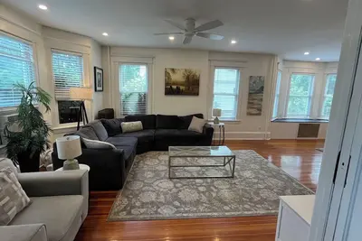 Image de Elegant 4-Story Home Near Nyc, Malls & Universities — Family Friendly