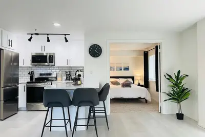 Image de 0. 3 Miles to Space Needle! Modern 2Br/2Ba Belltown Condo w/ Free Garage Parking