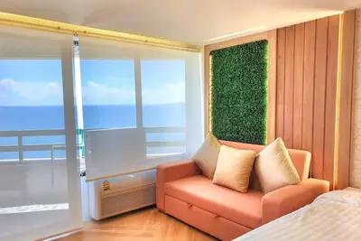Image de Beachfront 54sqm studio w ocean view, king bed, Netflix, & Pool\n\n\n\n\nAsk ChatGPT