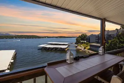 Image de Lakin' It Easy - Top Floor Waterfront Condo!