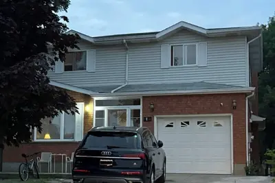 Image de Charming 2-bedroom law-suite half basement Free Wifi and Parking