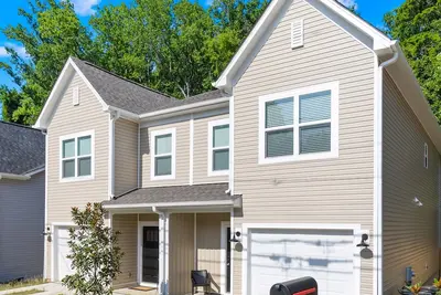 Image de Two brand-new, side by side, upscale townhomes offer the perfect blend of modern comfort and Southern hospitality, for larger groups visiting the queen city.