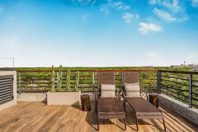 Image de 2br Penthouse w Private Rooftop | Jacuzzi & Gym Access