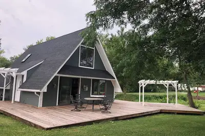 Image de Unwind at this charming A-frame cabin on the lake, ideal for families and pets!