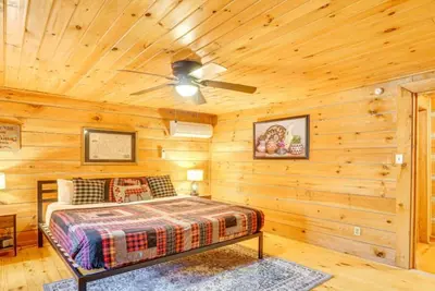 Image de Bear In Flannel Cabin/Hot Tub