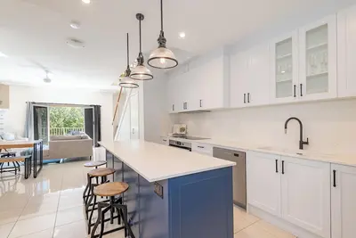 Image de Seaside Serenity Awaits! - 3 Bedroom Luxurious & Stylish Terrace Unit!