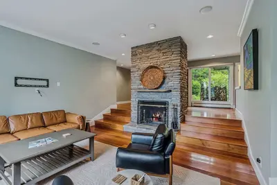 Image de Three Decks Hot Tub Fire Table - DeckHouse Retreat