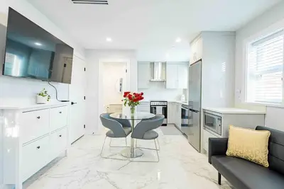 Image de Charming & Brand-New near Restaurants & Transport