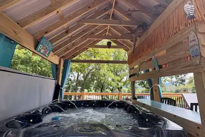 Image de New cottage with Hot Tub, Tiki Bar, Sauna, and Plunge Tub. Million Dollar Views