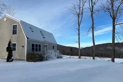 Image de Panoramic Mountain Views, King Bed, Rustic Wooden Beams, Multiple Acre Backyard